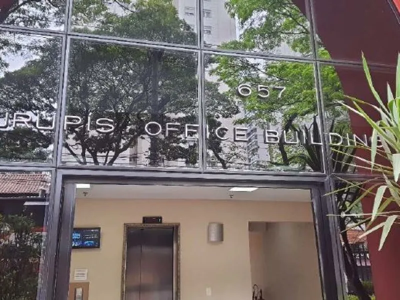Comercial em leilão