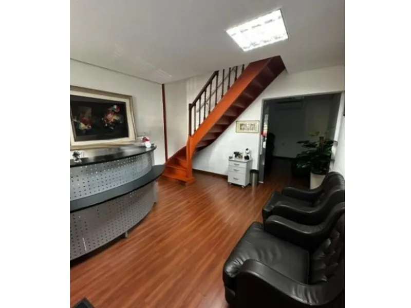 Comercial em leilão