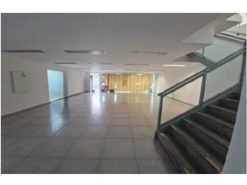 Comercial em leilão