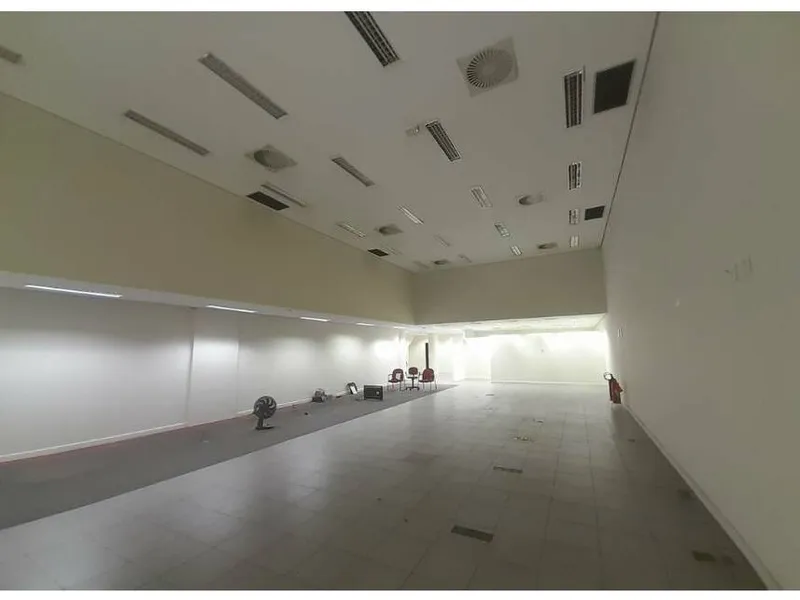 Comercial em leilão
