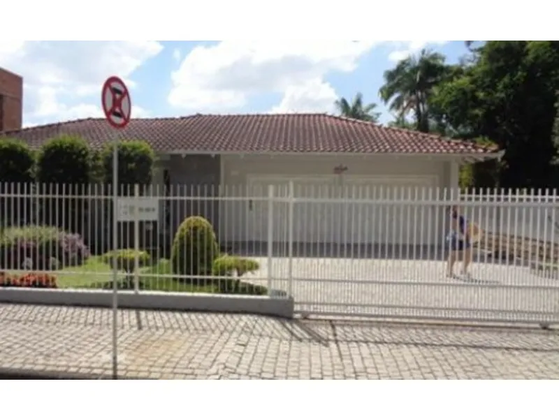 Comercial em leilão