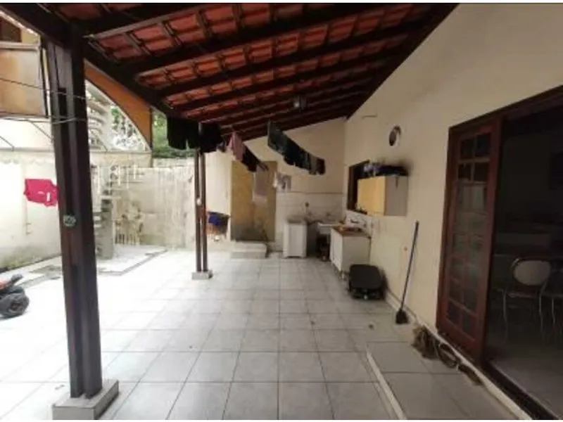 Comercial em leilão