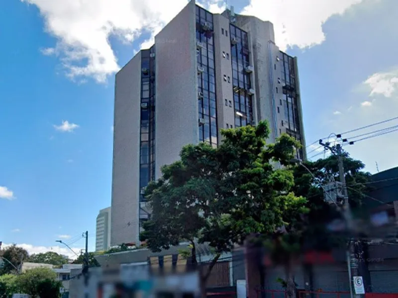 Comercial em leilão