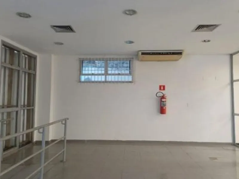 Comercial em leilão