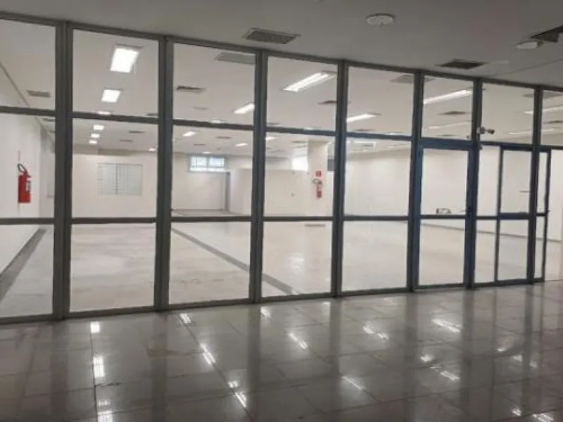 Comercial em leilão