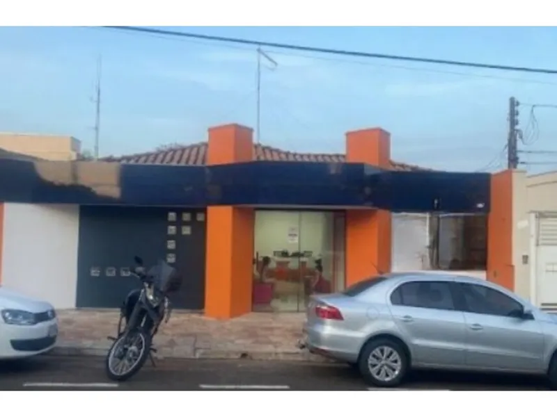 Comercial em leilão