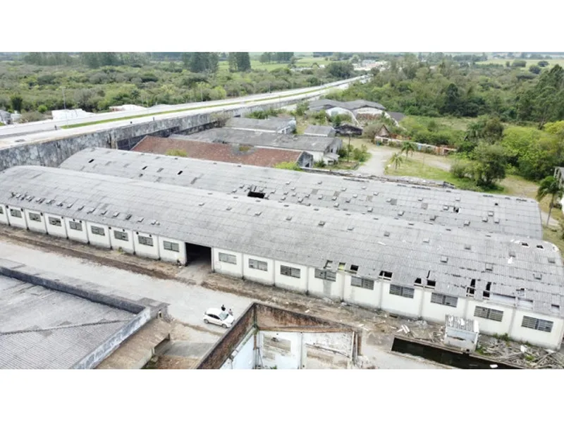 Comercial em leilão