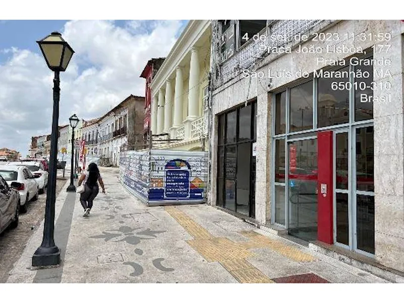 Comercial em leilão