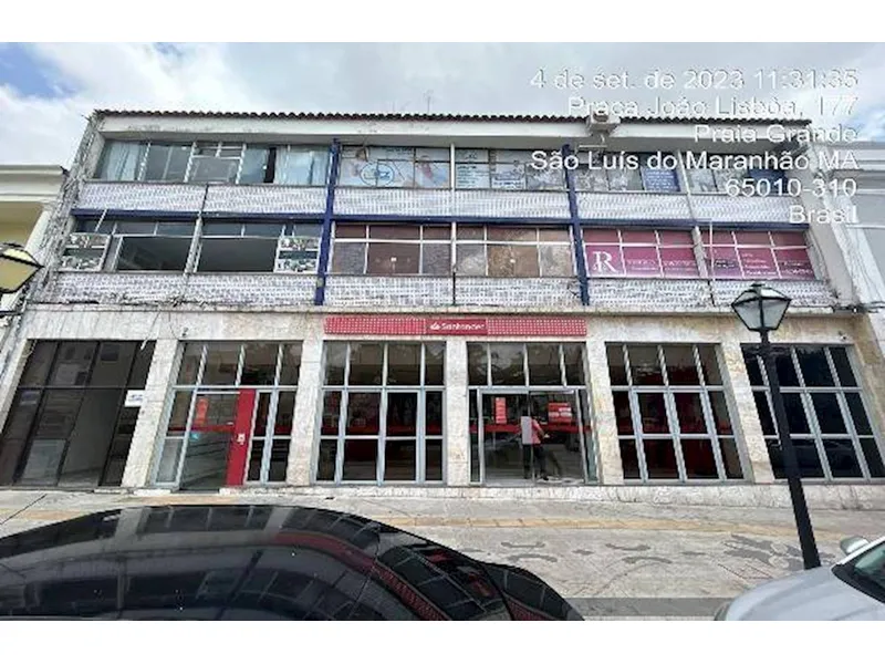 Comercial em leilão