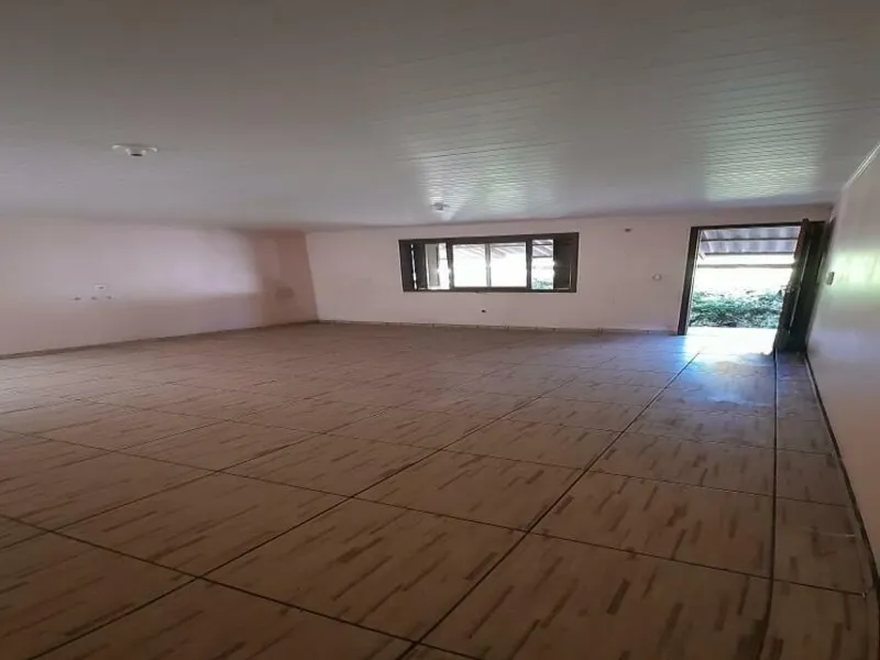 Comercial em leilão