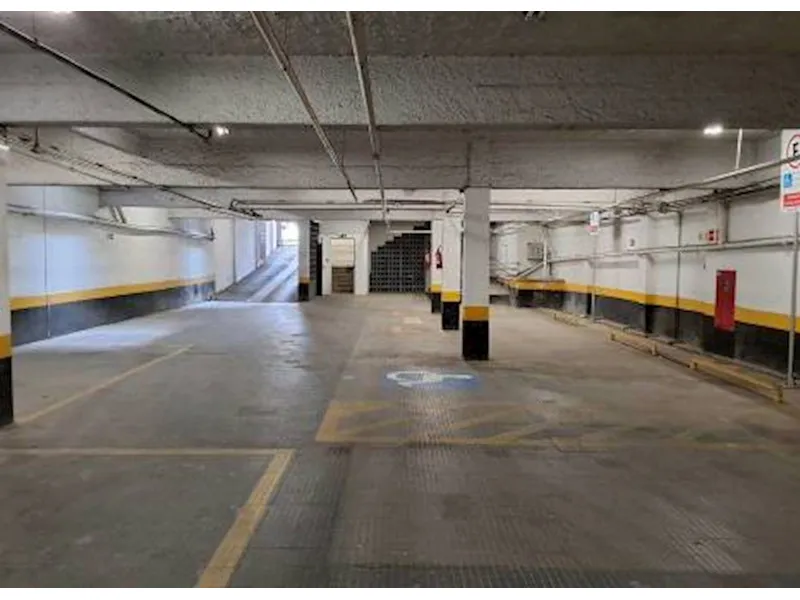 Comercial em leilão