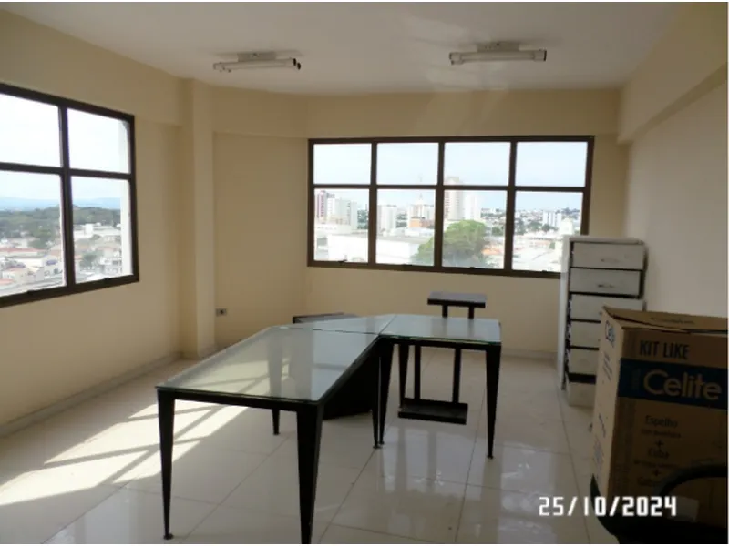 Comercial em leilão