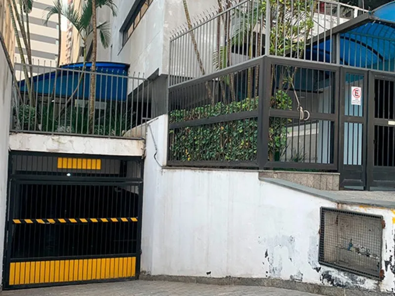 Comercial em leilão