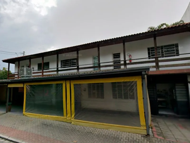 Comercial em leilão