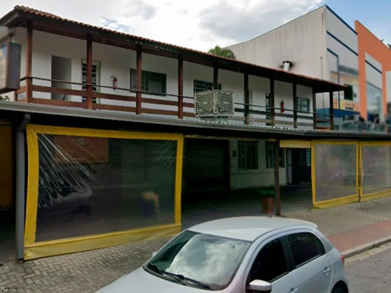 Comercial em leilão