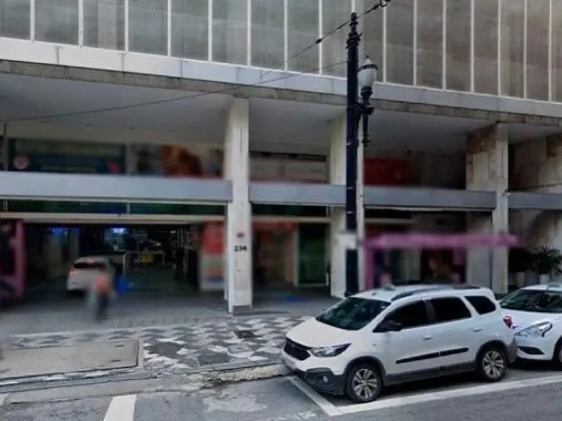 Comercial em leilão