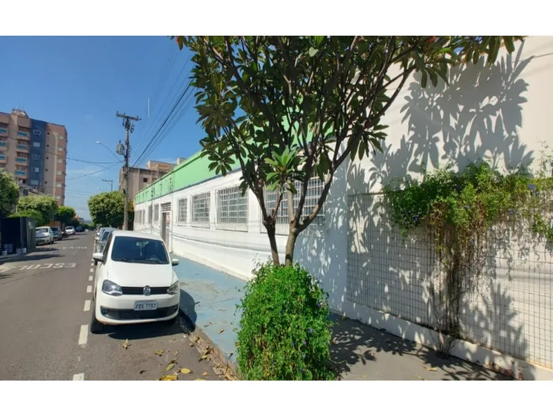 Comercial em leilão