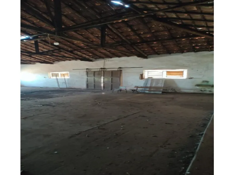 Comercial em leilão