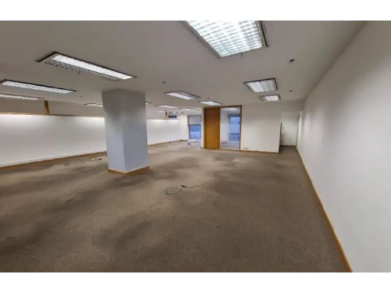 Comercial em leilão