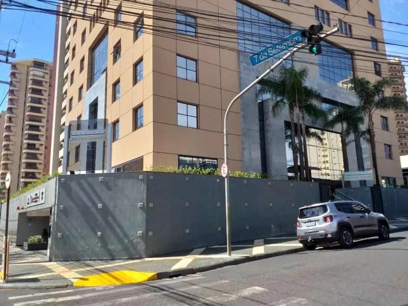 Comercial em leilão