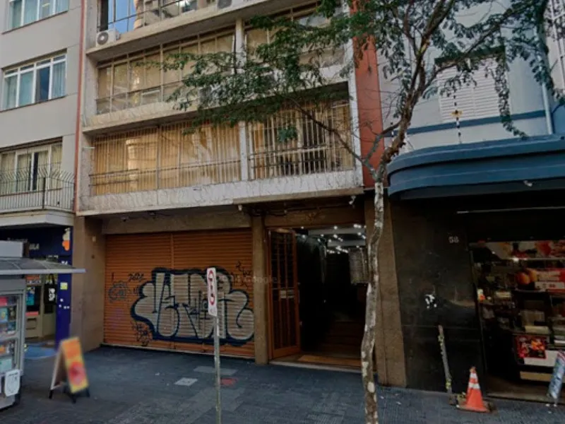 Comercial em leilão