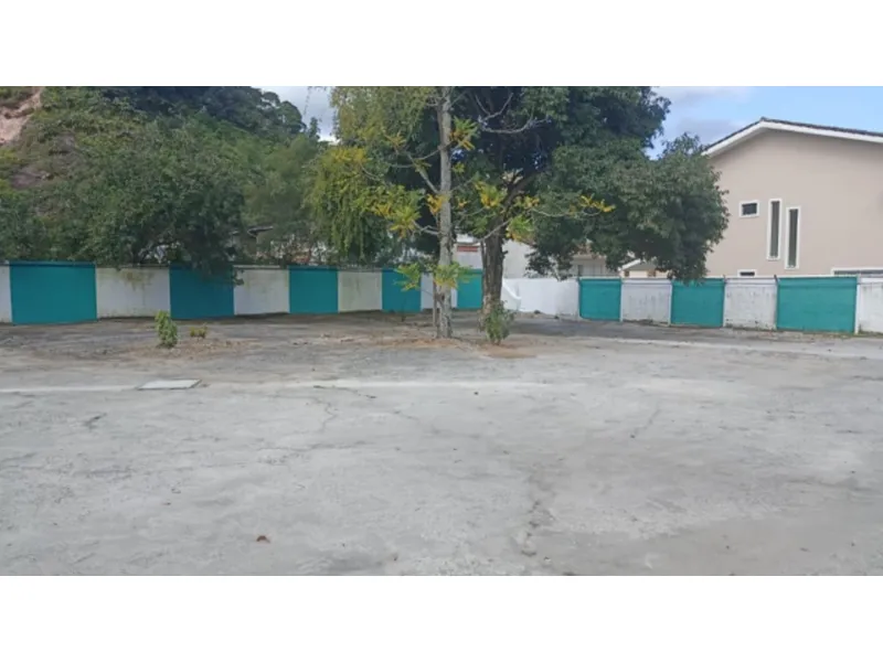 Comercial em leilão