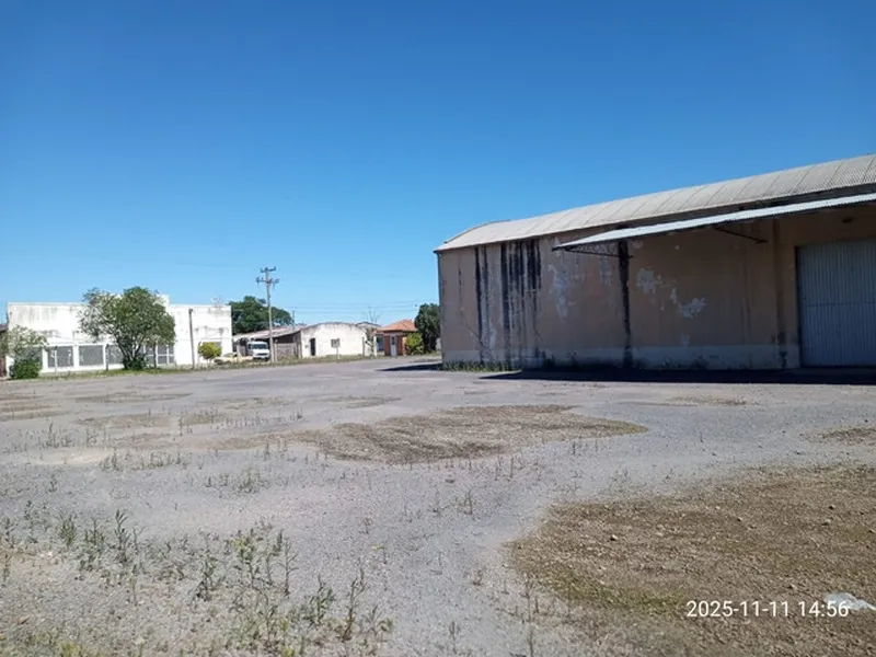 Comercial em leilão