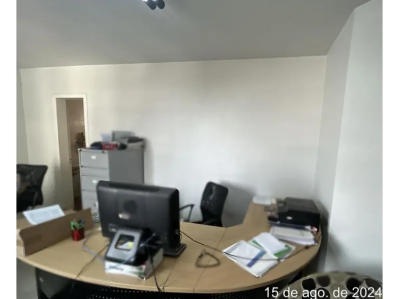 Comercial em leilão