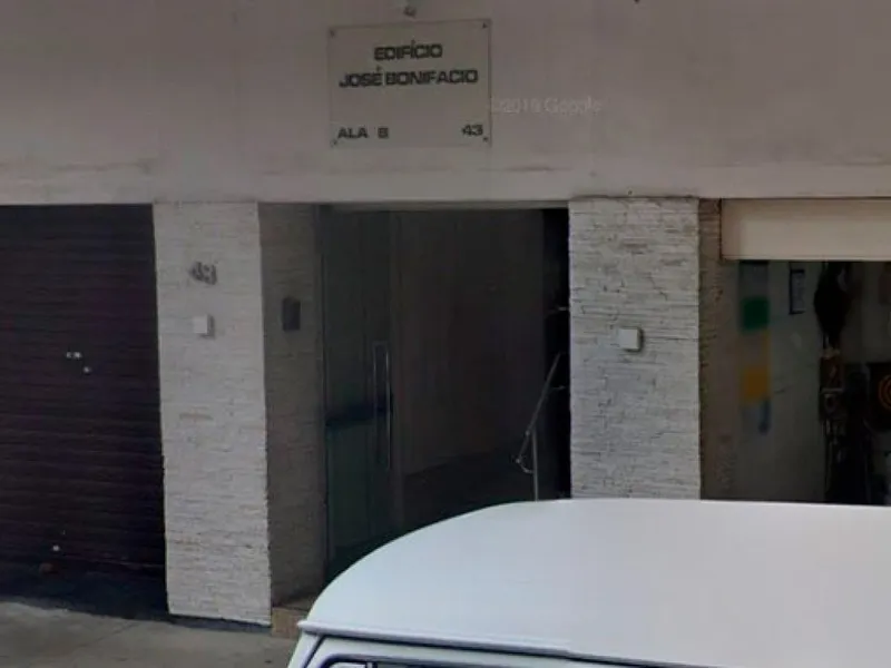 Comercial em leilão