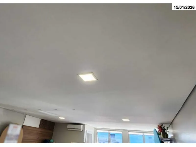 Comercial em leilão