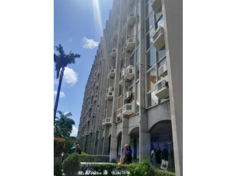 Comercial em leilão