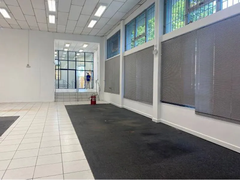 Comercial em leilão