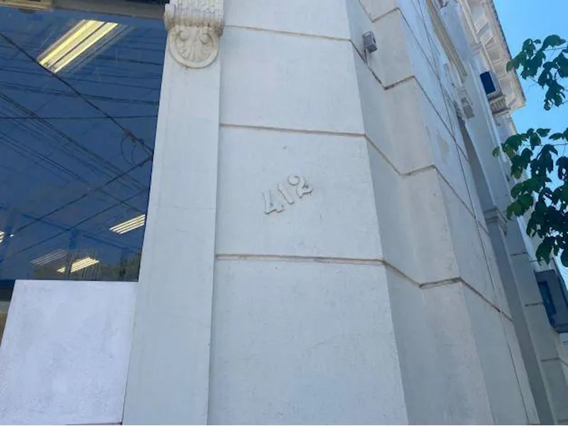 Comercial em leilão