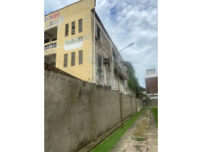 Comercial em leilão