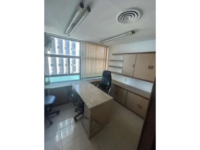 Comercial em leilão