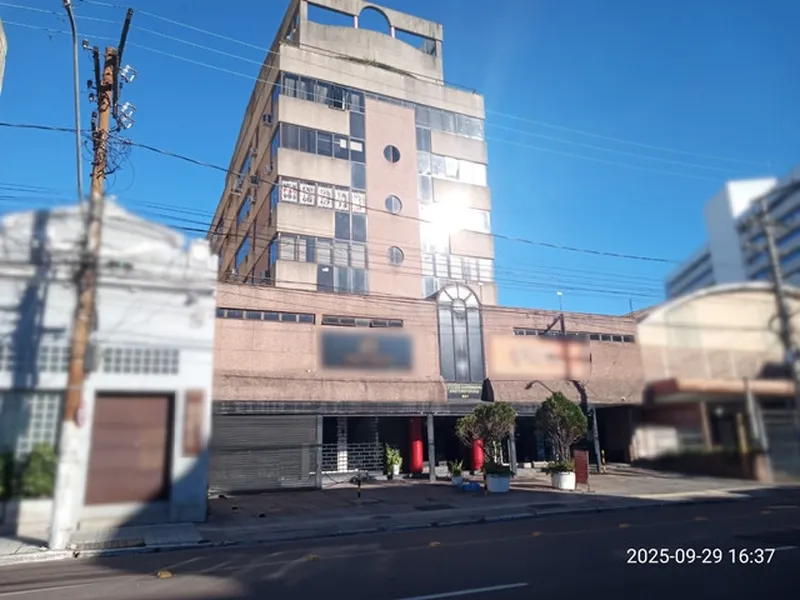 Comercial em leilão