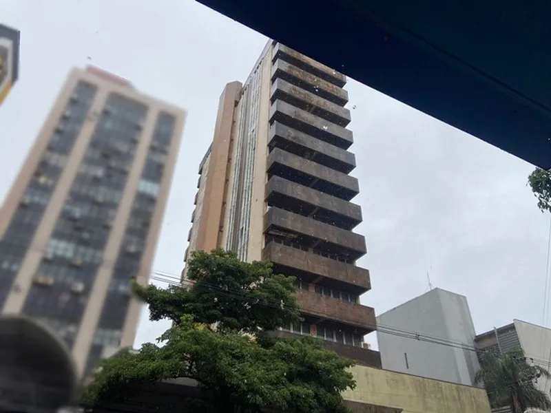 Comercial em leilão