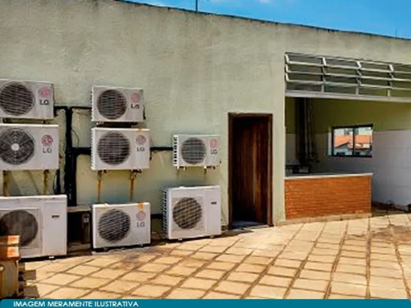 Comercial em leilão