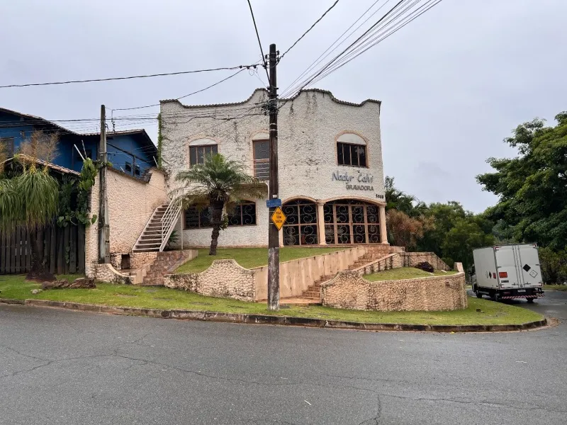 Comercial em leilão