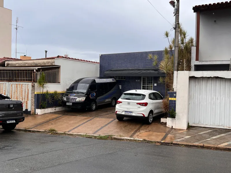 Comercial em leilão