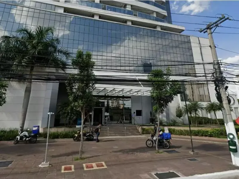 Comercial em leilão