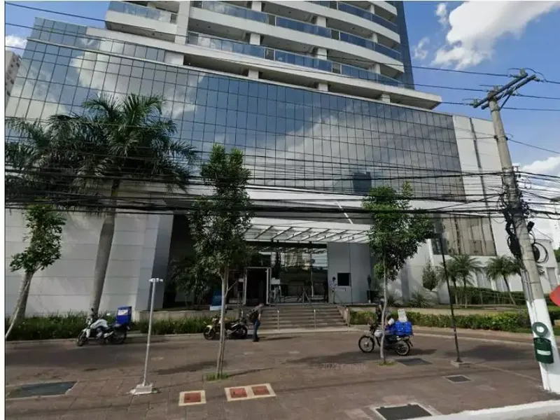 Comercial em leilão