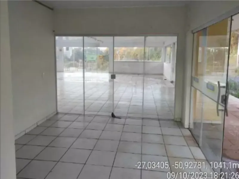 Comercial em leilão