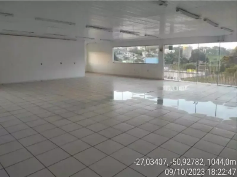 Comercial em leilão