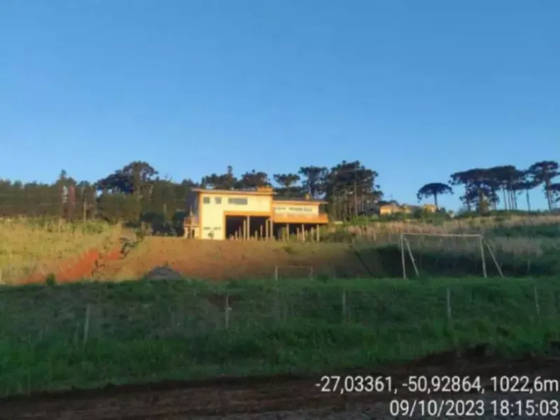 Comercial em leilão