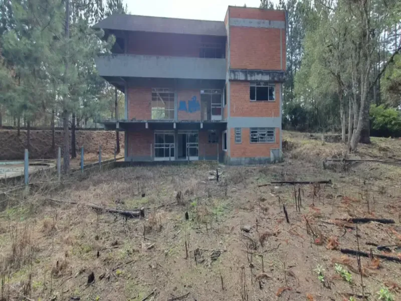 Comercial em leilão