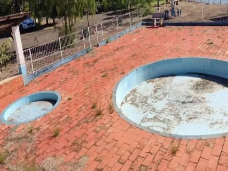 Comercial em leilão