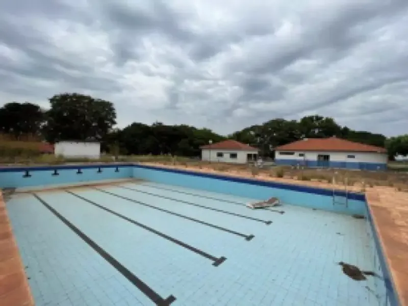 Comercial em leilão