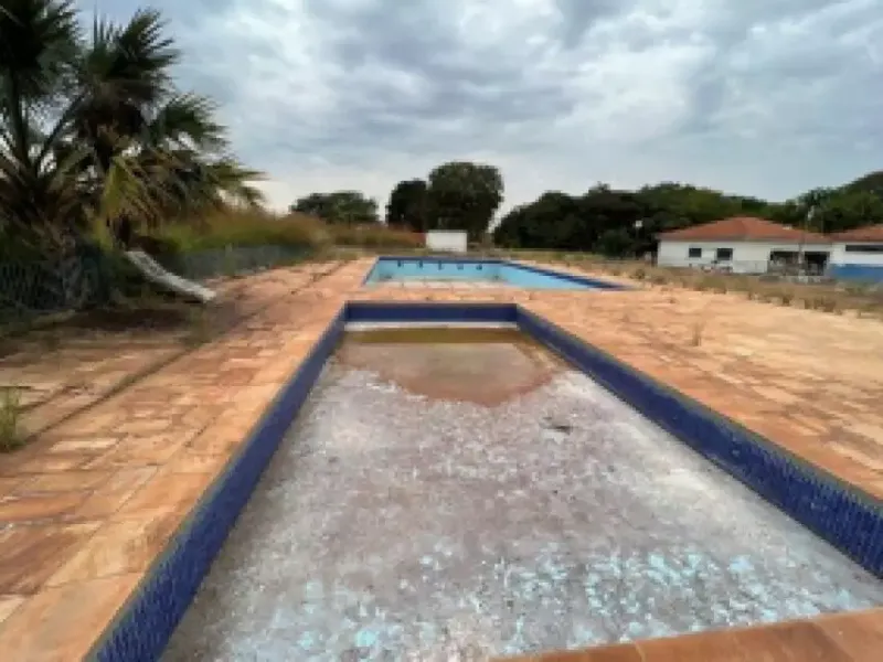 Comercial em leilão