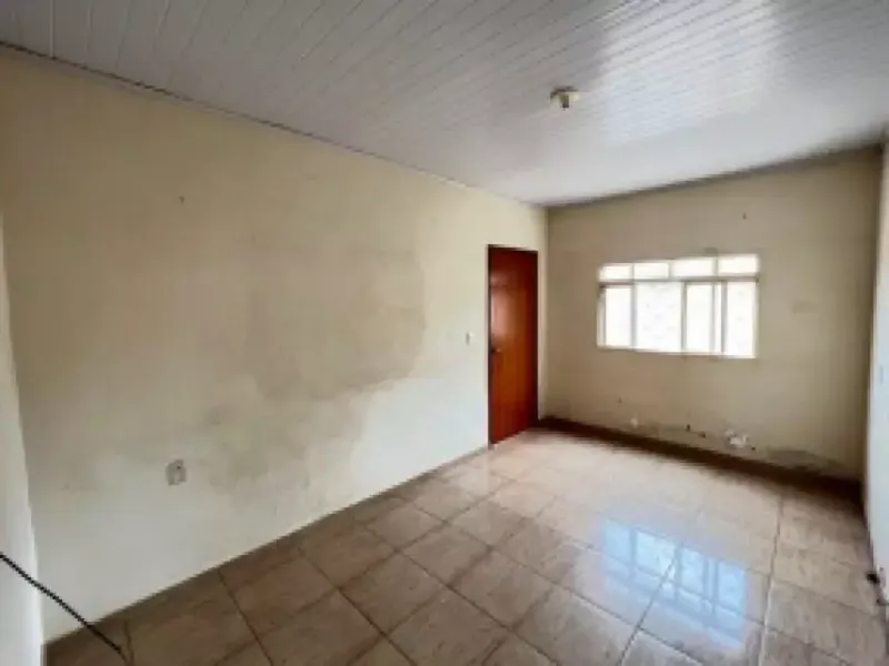 Comercial em leilão